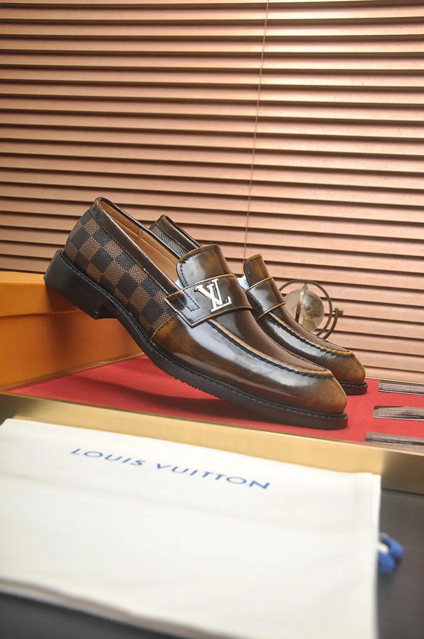 Men's men's shoes 💰460💶 [LV] (original single cowhide lining) 🍀LV's latest genuine leather business suit shoes are launched simultaneously on the official website. The first-layer cowhide imported from Italy is made of heavy gold, 💥1:1 rubber outsole from the official website. Versatile to wear, high-end without losing class, and the color combination is extraordinary. This four-season style is alluring when worn on your feet, showing off your big-name flair. Standard code 38-45 (45 customized)